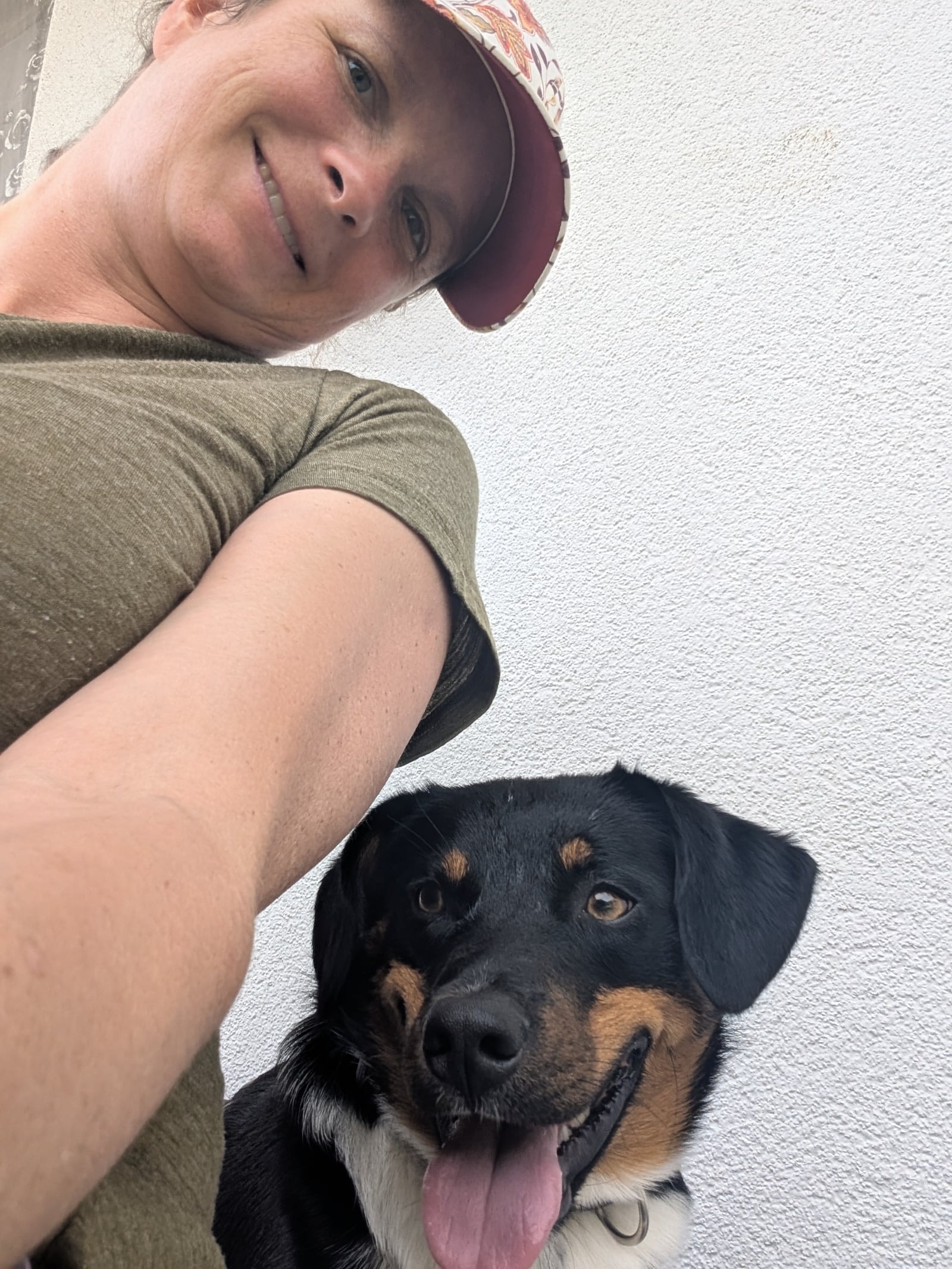 Caro mit ihrem Hund auf der Terrasse